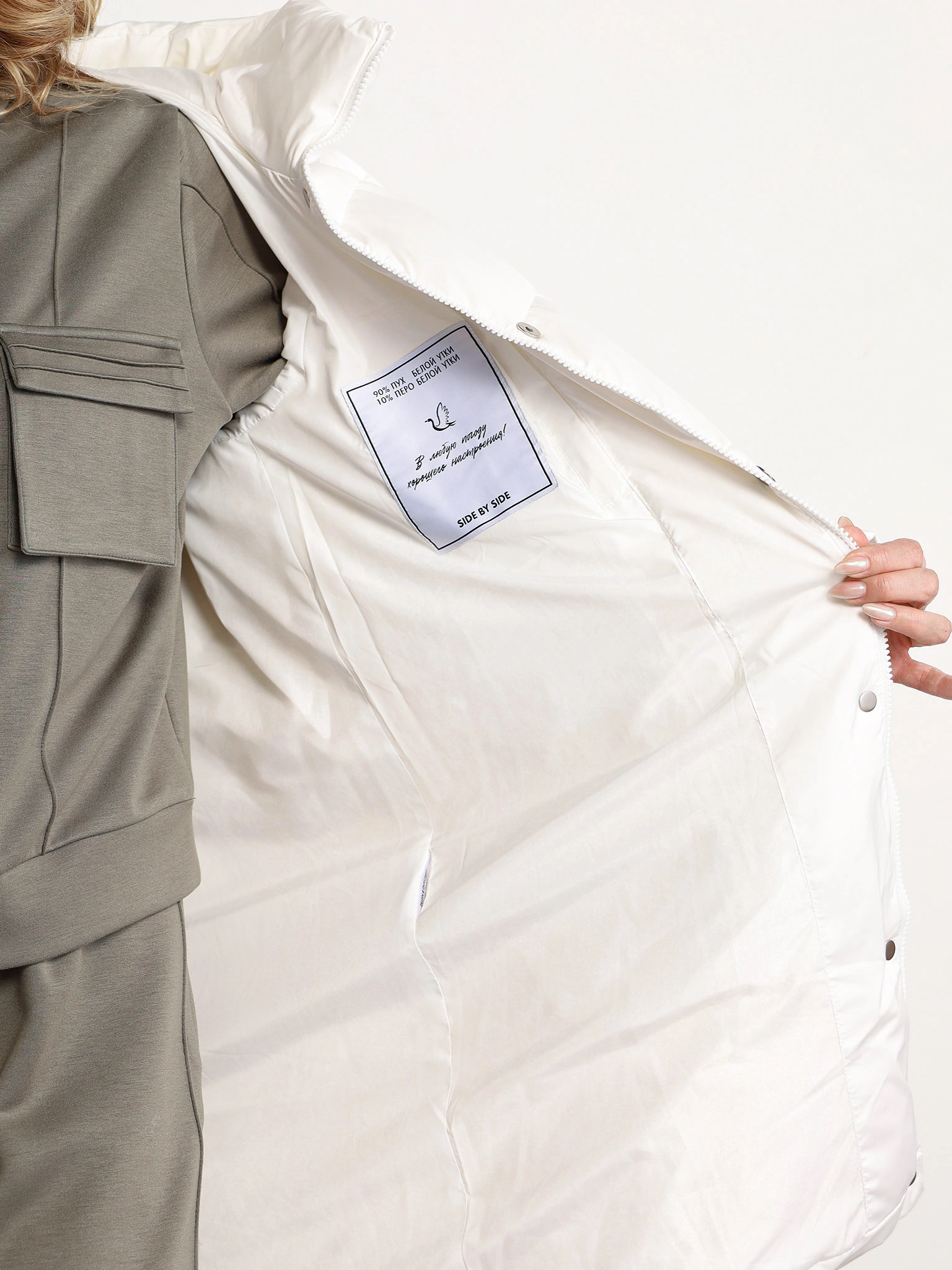 Пуховик белого цвета с капюшоном